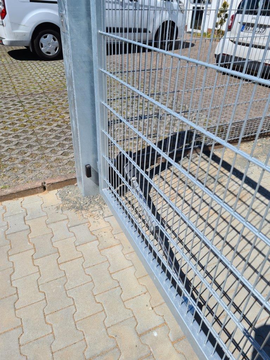 Detailansicht Torpfosten mit Antriebstechnik – Zaunbauteam Wetterau