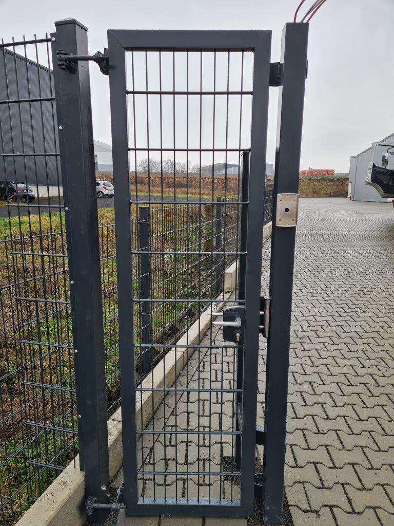Anthrazitfarbenes Gartentor mit Doppelstabmatten-Gitterfüllung, Schlosskasten und Torpfosten an einem Gewerbegrundstück